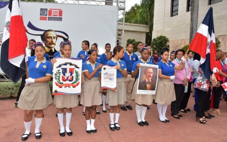  imagen Estudiantes durante acto a los Trinitarios&nbsp;por el 176 aniversario de la Independencia Nacional 