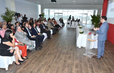  imagen Ministro Andr&eacute;s Navarro se dirije al p&uacute;blico presente. 