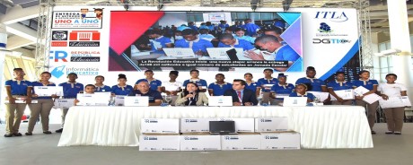  imagen Directivos de Rep&uacute;blica Digital junto a los estudiantes que recibian sus&nbsp;computadoras 