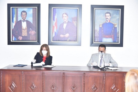  imagen La representante de la OEI, Catalina Haydee And&uacute;jar Scheker con el ministro Pe&ntilde;a Mirabal 