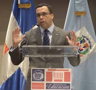  imagen Ministro Andr&eacute;s Navarro mientras habla a los presentes. 