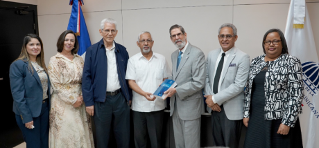  imagen Ministro de Educaci&oacute;n, &Aacute;ngel Hern&aacute;ndez y Bruno Rosario, presidente de la Academia de la Lengua, posan para la fotograf&iacute;a entregando el diccionario del espa&ntilde;ol dominicano. 