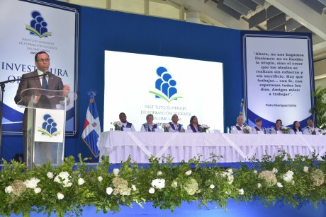  imagen Ministro Andr&eacute;s Navarro de pie en podium al lado de mesa de honor, dirigiendo discurso central en&nbsp;acto de graduaci&oacute;n de 459 nuevos profesionales de educaci&oacute;n de la investidura ordinaria del Instituto Superior de Formaci&oacute;n Docente Salom&eacute; Ure&ntilde;a (ISFODOSU) 