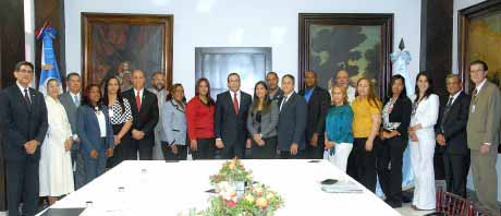  imagen Fotograf&iacute;a tomada a los participantes del&nbsp;encuentro, en el centro Ministro Andr&eacute;s Navarro. 
