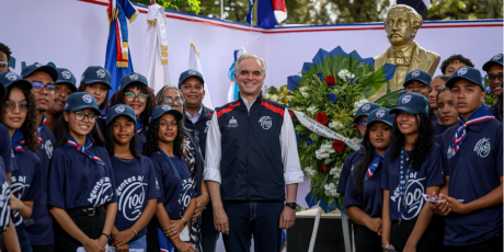  imagen El ministronde Educaci&oacute;n, Luis Miguel De Campos comparte con los j&oacute;venes del voluntariado agentes al 100 
