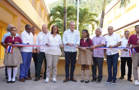  imagen Presidente Abinader, ministro Hern&aacute;ndez y otras personalidades durante corte de cinta. 