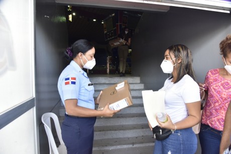  imagen Personal del MINERD durante la entrega de computadoras 