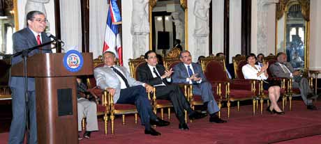  imagen Maestros jubilados  podrán cobrar aumento dispuesto por el presidente Medina en sus pensiones 