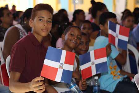  imagen Danilo Medina entrega una escuela de Básica y una estancia infantil en el sector Los Tres Brazos 