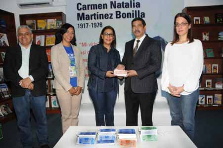  imagen Fotograf&iacute;a tomada mientras Ediltrudis Pichardo hace entrega de bonos al Director Rafael Garc&iacute;a Romero. 