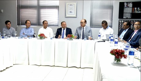  imagen Ministro sentado durante encuentro-almuerzo con los directivos y otras personalidades invitadas del Consejo para el Desarrollo Estrat&eacute;gico de la Ciudad y el Municipio de Santiago. 