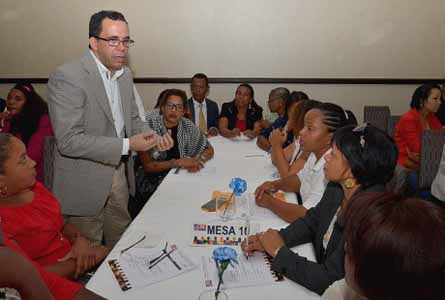  imagen Ministro Andr&eacute;s Navarro durante una de sus reuniones con&nbsp;representaciones de los estudiantes de las escuelas y colegios privados. 