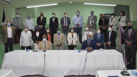  imagen Las comisiones designadas para trabajar el proceso de transici&oacute;n del Ministerio de Educaci&oacute;n (MINERD), encabezadas por el director de Gabinete Ministerial, Henry Santos, y el profesor Julio Fulcar se reunieron este lunes para dar seguimiento a la agenda sobre todo lo concerniente al inicio del a&ntilde;o escolar, y presentar la designaci&oacute;n de varias subcomisiones que coordinar&aacute;n otras &aacute;reas fundamentales de la educaci&oacute;n. 