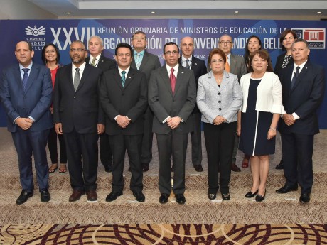  imagen El Ministros de Educaci&oacute;n que forman parte del Convenio Andr&eacute;s Bello est&aacute;n de pie en foto oficial del evento&nbsp; 
