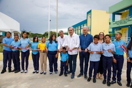  imagen El presidente Luis Abinader junto al ministro de Educaci&oacute;n, Luis Miguel De Camps inauguran escuela en Navarrete 