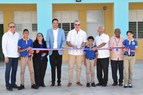  imagen Presidente de la Rep&uacute;blica Dominicana, Luis Abinader junto a ministro de Educaci&oacute;n, &Aacute;ngel Hern&aacute;ndez inaguran Centro Educativo Mercedes Sep&uacute;lveda, de Jornada Escolar Extendida. 
