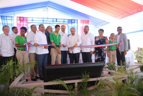  imagen Presidente Danilo Medina junto a autoridades educativas cortando cinta, dejando inaugurado dos liceos en La Altagracia
&nbsp; 