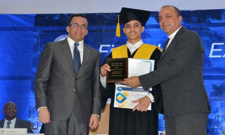  imagen Ministro Andr&eacute;s Navarro y el Rector Rafael N&uacute;&ntilde;ez M&aacute;rmol entregan reconocimiento a alumno destacado. 