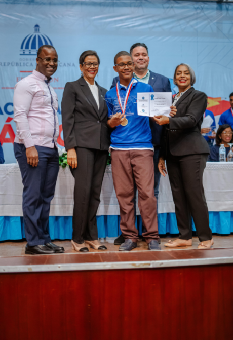  imagen Estudiantes que participaron en la XXVI Olimpiada Nacional de Matem&aacute;ticas 2025, recibiendo premios 