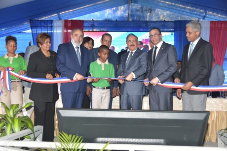  imagen Presidente Danilo Medina junto a Ministro Andr&eacute;s Navarro y dem&aacute;s autoridades educativas cortan cinta en acto de entrega de cuatro modernos centros educativos 