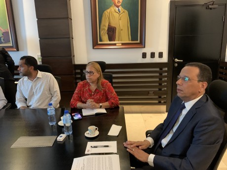  imagen Ministro Pe&ntilde;a Mirabal durante la reuni&oacute;n 