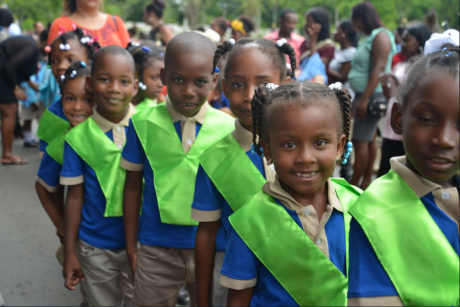  imagen Ni&ntilde;os caminando en acto de graducaci&oacute;n de Ya Se Leer 