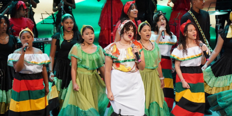  imagen Fotos de estudiantes en el escenario 