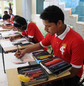  imagen Estudiantes mientras dibujan. 