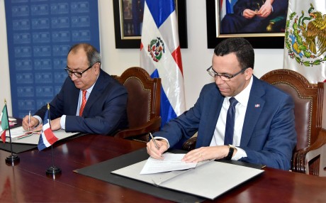  imagen Ministro Andr&eacute;s Navarro y hom&oacute;logo mexicano sentados firmando convenio de cooperaci&oacute;n para impulsar televisi&oacute;n educativa
&nbsp; 