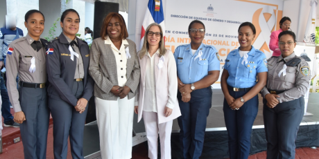  imagen viceministra de Educaci&oacute;n, Ancell Scheker en la explanada del Minerd 