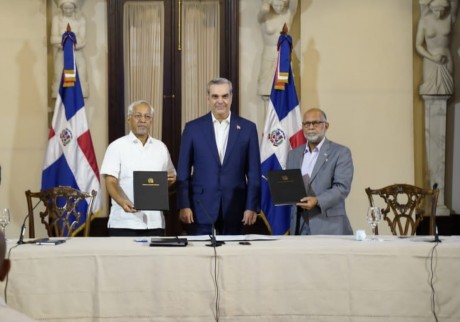  imagen Presidente de la Rep&uacute;blica Dominicana, Luis Abinader encabez&oacute; acuerdo entre el Ministerio de Educaci&oacute;n y la Asociaci&oacute;n Dominicana de Maestros&nbsp; presididos por el ministro &Aacute;ngel Hern&aacute;ndez y Eduardo Hidalgo. 