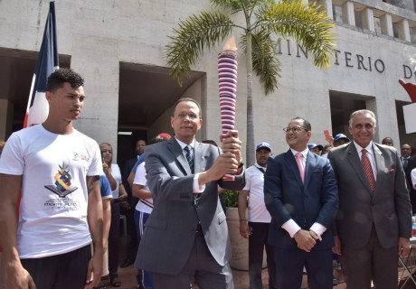  imagen Ministro Pe&ntilde;a Mirabal con la antorcha de los juegos 