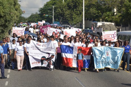  imagen J&oacute;venes encabezanndo caminata en defenza de los derechos de la mujer 