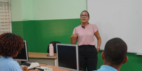  imagen Foto de maestra en el aula con estudiantes&nbsp; 