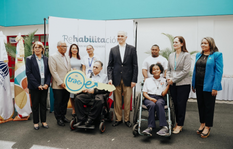 imagen Ministro de Educaci&oacute;n, Luis Miguel De Camps, el presidente de la Junta Directiva Nacional de Rehabilitaci&oacute;n, Celso Marranzini y On&eacute;ximo Gonz&aacute;lez, director de Trae juntos en el acto de entrega de autob&uacute;s&nbsp; 
