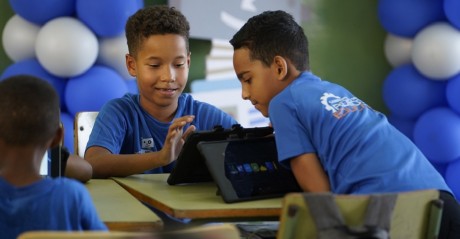  imagen Estudiantes sentados en grupo con sus tablet&nbsp; 