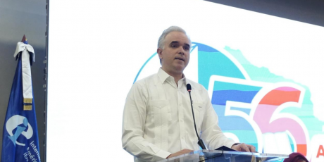  imagen ministro de Educaci&oacute;n junto a entidades de la ADP 