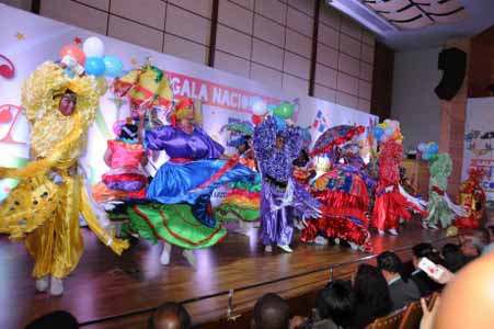  imagen Una de las comparsas mientras desarrollaba su participaci&oacute;n en el auditorio Juan Bosch de la Biblioteca Nacional Pedro Henr&iacute;quez Ure&ntilde;a. 