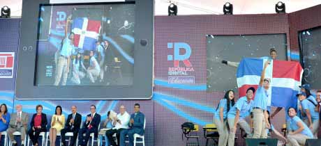  imagen Fotograf&iacute;a tomada durante la&nbsp;ceremonia celebrada en el nuevo Polit&eacute;cnico Do&ntilde;a Rosario Rojas de Contreras. A la izquierda en la im&aacute;gen, el Presidente Danilo Medina acompa&ntilde;ado de la Primera Dama, C&aacute;ndida Montilla de Medina y el Ministro de Educaci&oacute;n, Andr&eacute;s Navarro, junto a otros miembros de su Gabinete. A la derecha&nbsp;grupo de estudiantes tomandose una selfie luego de concluido su acto. 
