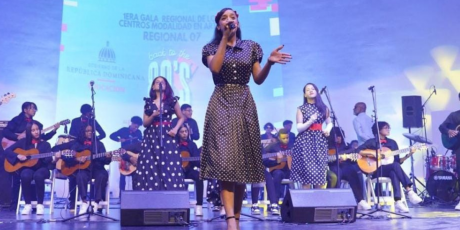  imagen Foto de estudiante cantando en tarima&nbsp; 