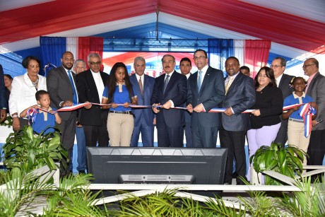  imagen Presidente Danilo Medina de pie cortando cinta inaugural junto a Ministros Andr&eacute;s Navarro, Gonz&aacute;lo Castillo y dem&aacute;s autoridades educativas en nuevo plantel educativos en los Guaricanos 