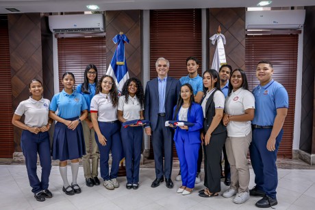  imagen Ministro De Camps junto a estudiantes en el despacho 