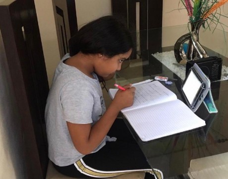  imagen Estudiante estudiando desde casa durante la cuarentena 