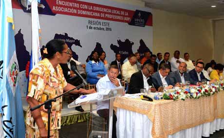  imagen Andrés Navarro asegura que el desarrollo de la educación no es solo un asunto exclusivo del gobierno, sino que debe envolver a toda la sociedad 