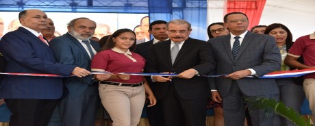  imagen Presidente Medina y ministro Antonio Pe&ntilde;a Mirabal hacen corte de cinta en la inauguraci&oacute;n 