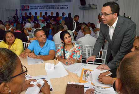  imagen Ministro Andr&eacute;s Navarro visita una de las mesas de los invitados en el encuentro. 