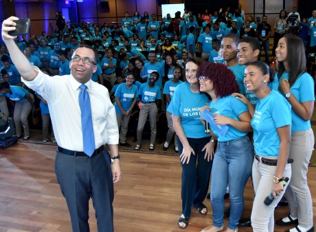  imagen Ministro Andr&eacute;s Navarro de pie en tarima junto a estudiantes tomandose una selfie 