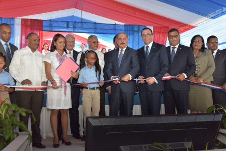  imagen Presidente Danilo Medina junto a Ministro Andr&eacute;s Navarro y dem&aacute;s autoridades aducativas citan cinta dejando inaugurado nuevo centro educativos &nbsp;ampliaci&oacute;n del Polit&eacute;cnico Loyola&nbsp; 