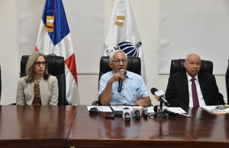 imagen Ministro de Educaci&oacute;n, &Aacute;ngel Hern&aacute;ndez junto a los viceministros Ancell Scheker y Frank D' Oleo. 