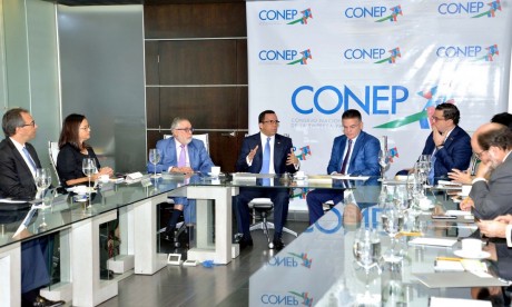  imagen Ministro Andr&eacute;s Navarro junto a directivos de CONEP. A su izquierda el sr.&nbsp;Pedro Brache. 